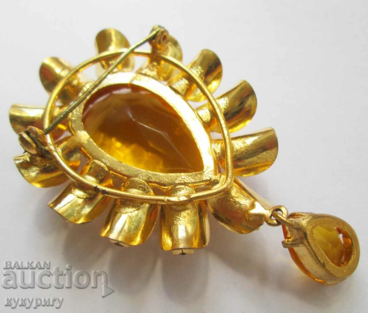 Beautiful old lady's gold plated brooch with stones - 7 Beautiful old lady's gold plated brooch with stones - 7