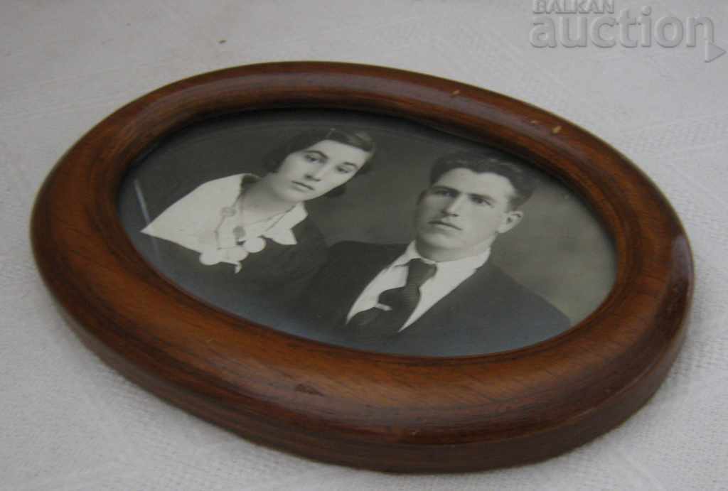 CADRU OVAL VECHI DE LEMN CU FOTO cu preț 29.00 BGN | € 14.83 CADRU OVAL VECHI DE LEMN CU FOTO cu preț 29.00 BGN | € 14.83