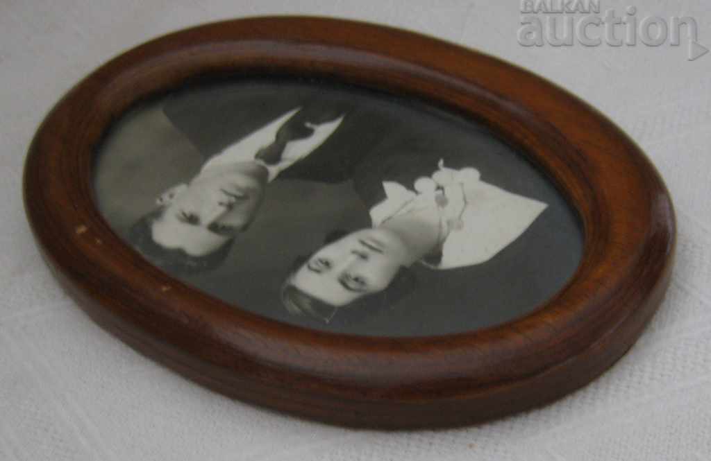 Licitație CADRU OVAL VECHI DE LEMN CU FOTO Licitație CADRU OVAL VECHI DE LEMN CU FOTO