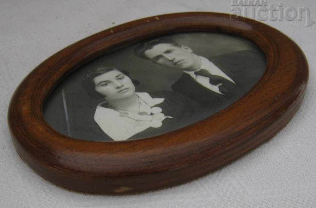 Livrarea CADRU OVAL VECHI DE LEMN CU FOTO Livrarea CADRU OVAL VECHI DE LEMN CU FOTO