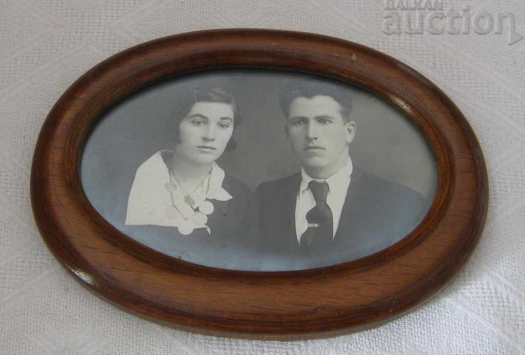 OLD WOODEN OVAL FRAME WITH PHOTO