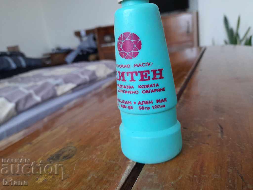 Auction  Old packaging of Kiten beach oil
