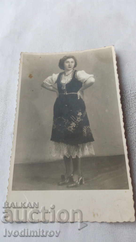 Снимка Млада жена с народна носия