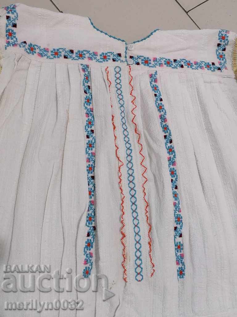 Auction  Old women's shirt with hand embroidery of chaise, costume, sukman