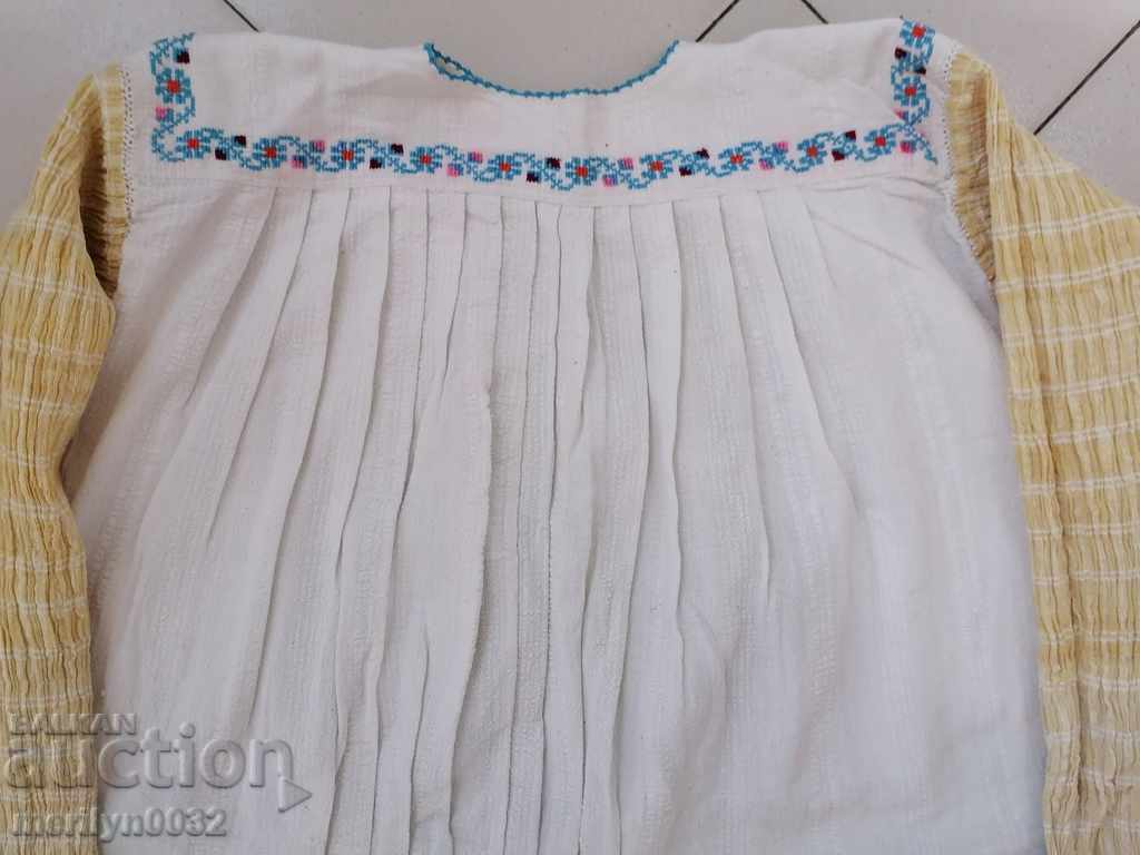 Delivery of Old women's shirt with hand embroidery of chaise, costume, sukman