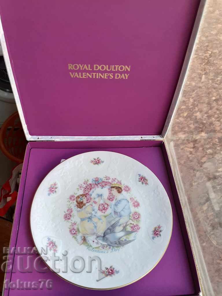 Колекционерска чиния Royal Doulton Valentines Day 1977