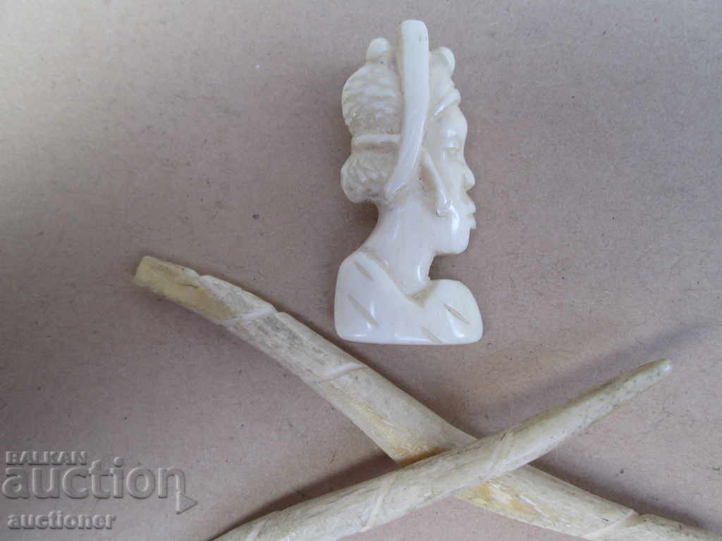 Auction Ivory, BROOCH AND DECORATION Auction Ivory, BROOCH AND DECORATION