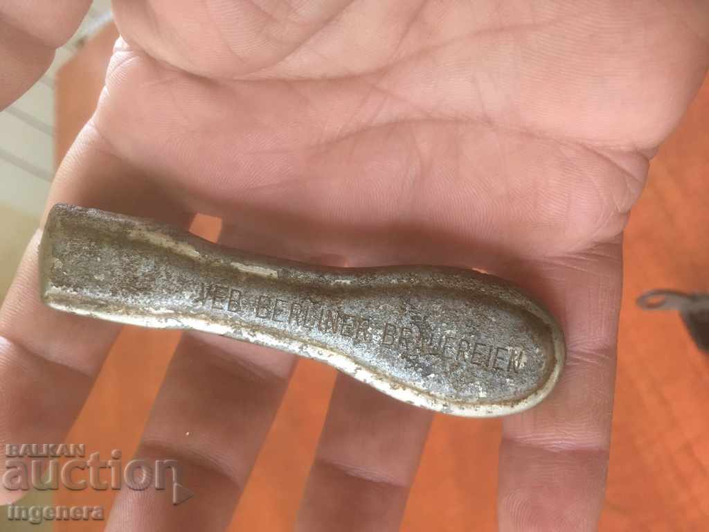 Delivery of LOT OF RETRO BOTTLE OPENER PEELER AND OTHER METAL HANDLE