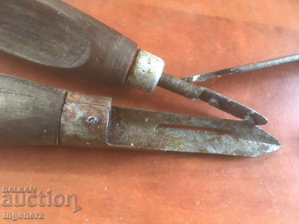 LOT OF RETRO BOTTLE OPENER PEELER AND OTHER METAL HANDLE - 7