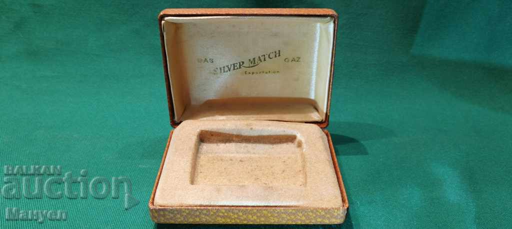 Auction I am selling an old lighter box Auction I am selling an old lighter box