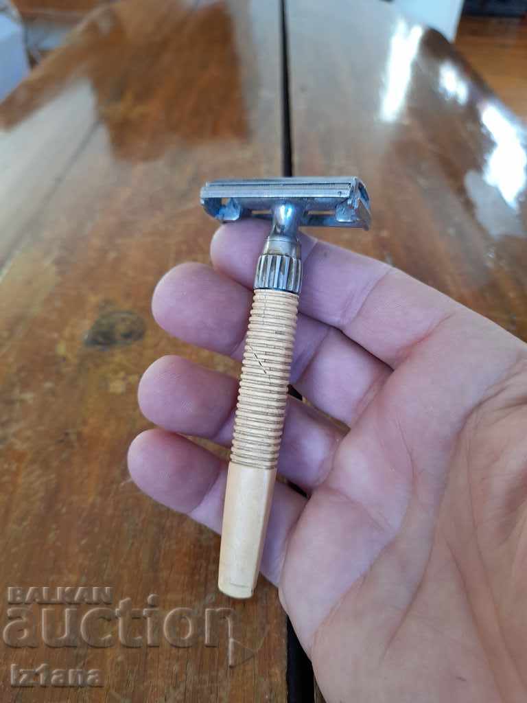 Ένα παλιό ξυράφι με τιμή 6.00 BGN | € 3.07 Ένα παλιό ξυράφι με τιμή 6.00 BGN | € 3.07