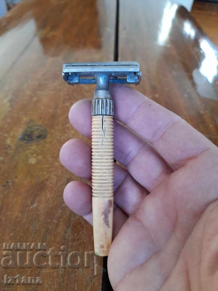 Δημοπρασία Ένα παλιό ξυράφι Δημοπρασία Ένα παλιό ξυράφι