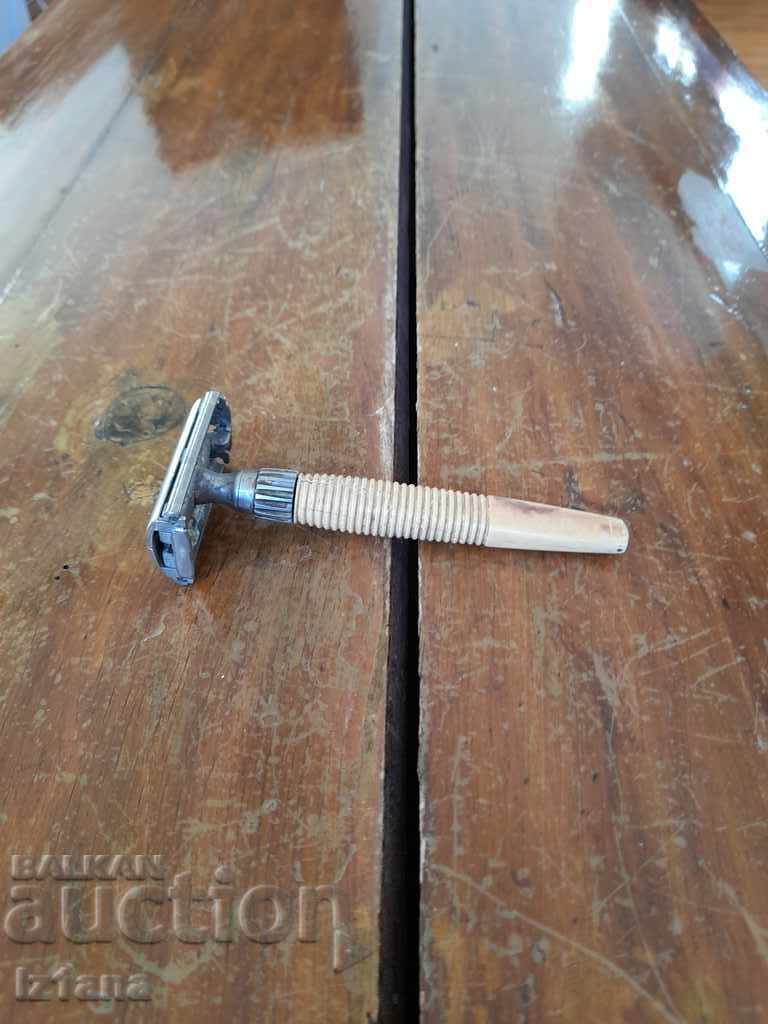 Ένα παλιό ξυράφι Ένα παλιό ξυράφι