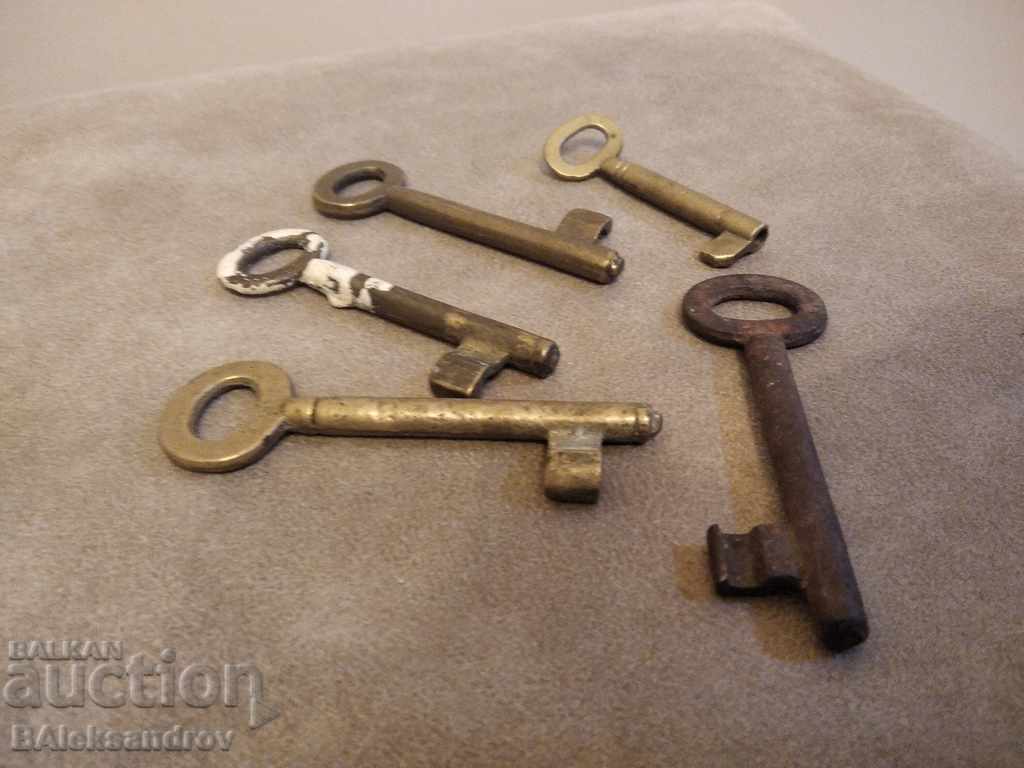 Lot of four brass keys and one no with price 10.00 BGN | € 5.11 Lot of four brass keys and one no with price 10.00 BGN | € 5.11