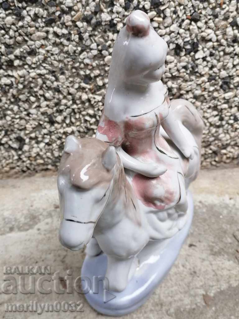 Delivery of Porcelain figurine, old porcelain figure Delivery of Porcelain figurine, old porcelain figure