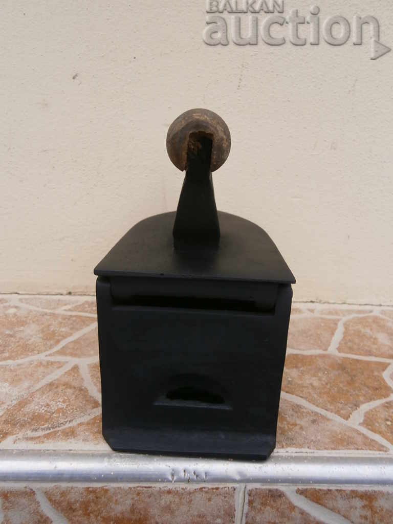 Auction  Old grilled iron RARE model with rooster cock