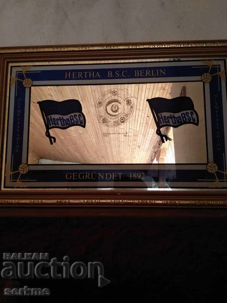 Огледало с емблемата на ФК Херта Берлин