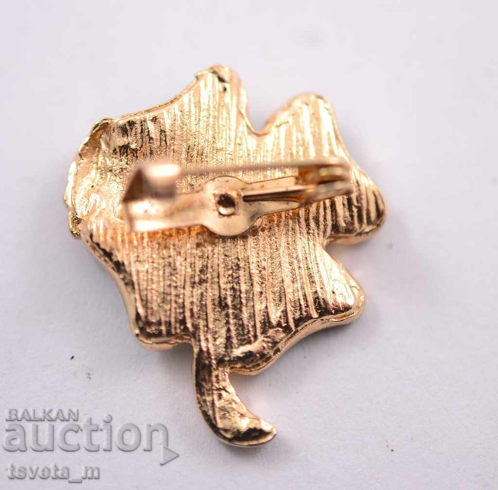 Antique brooch, clover with price 3.00 BGN | € 1.53 Antique brooch, clover with price 3.00 BGN | € 1.53