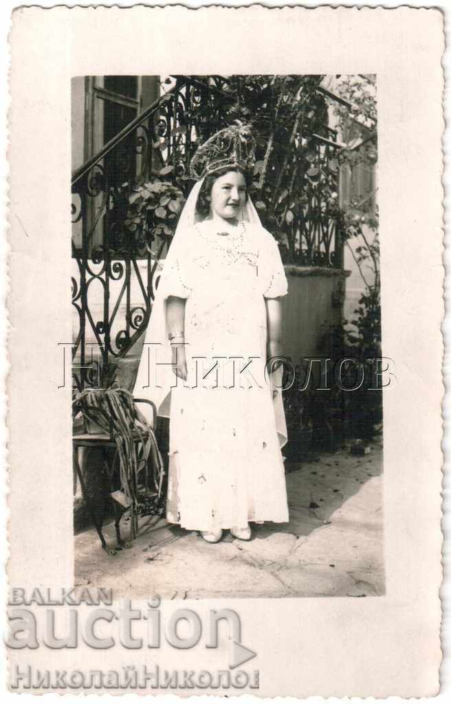 OLD PHOTO LITTLE GIRL WITH A CROWN SIZE ≈ 14 x 9 cm A951