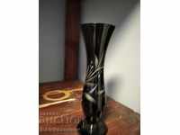 Красива ваза от тъмно стъкло