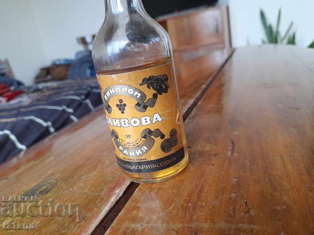 Licitație Slivov bătrân de o sută de lire