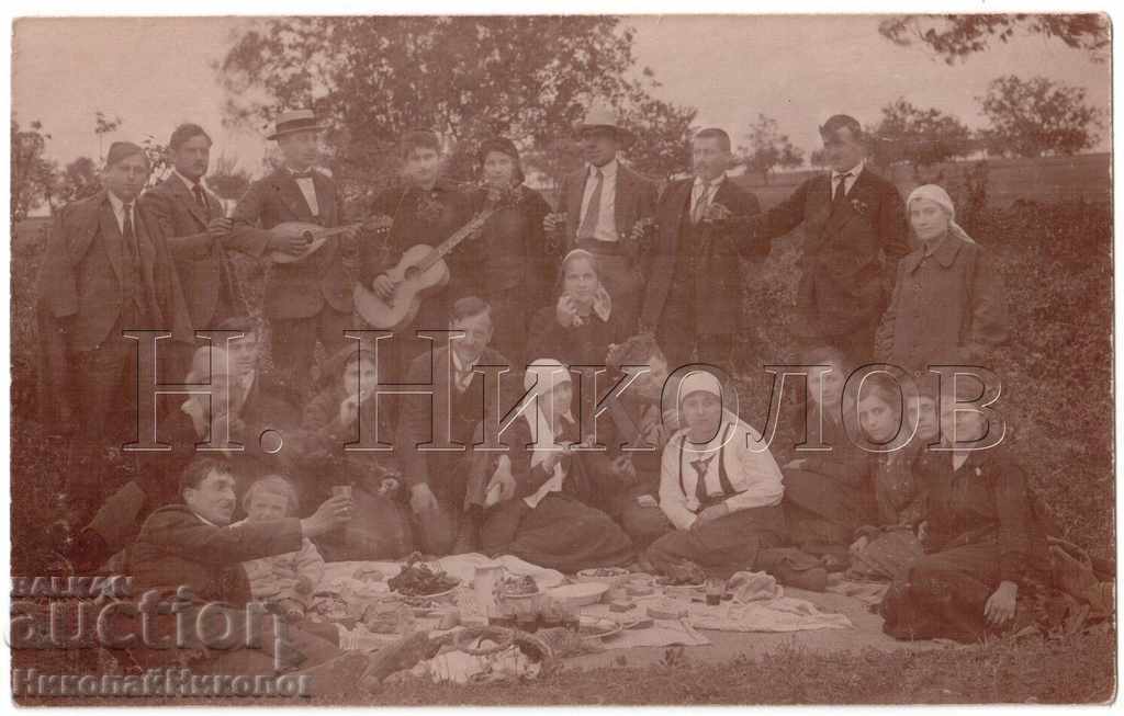 OLD PHOTO FAMILY PICNIC SOFRA EATING & DRINKING B004