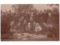 FOTO VECHE PICNIC DE FAMILIE SOFRA MÂNCAT & BĂUT B004