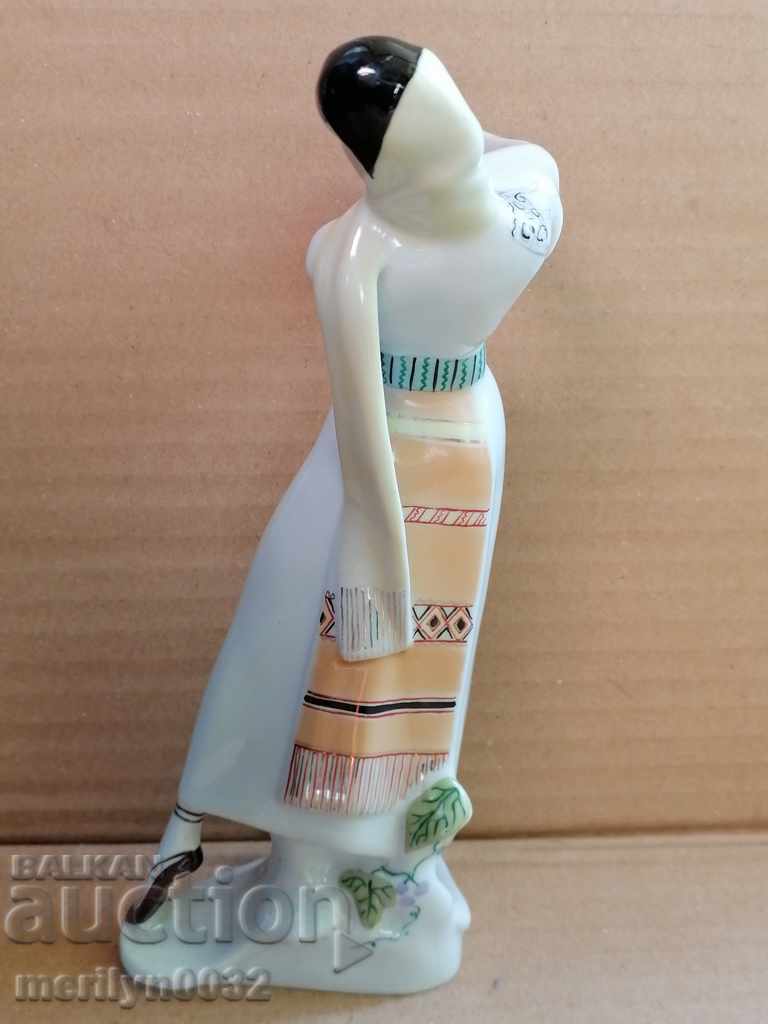 Porcelain figure plastic figurine porcelain porcelain with price 98.00 BGN | € 50.11 Porcelain figure plastic figurine porcelain porcelain with price 98.00 BGN | € 50.11