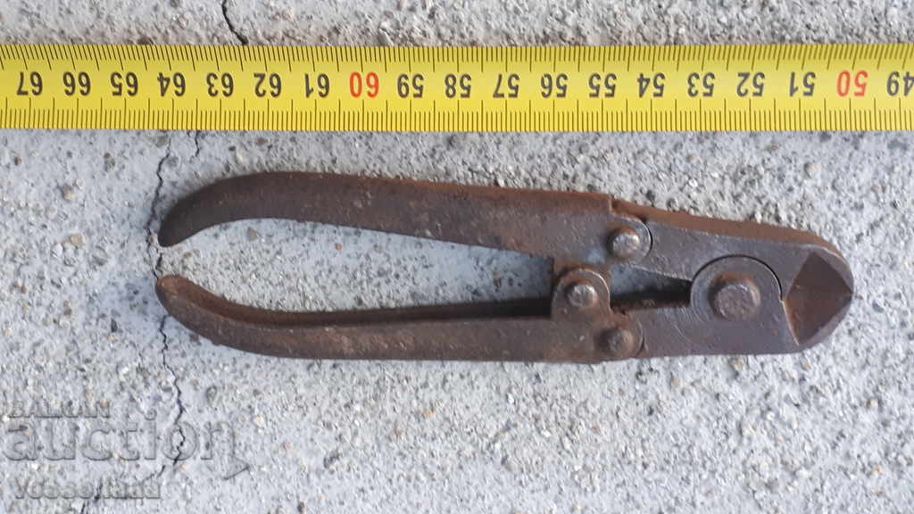 Old landing pliers for wire