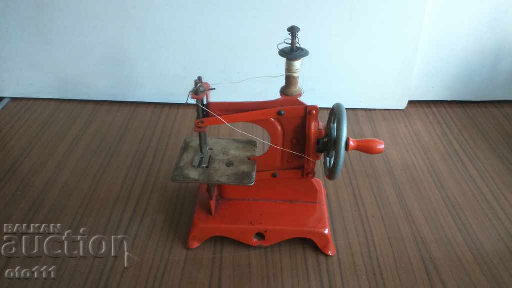 OLD PLATE TOY - SEWING MACHINE