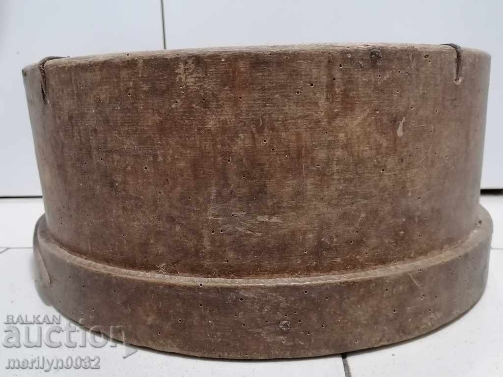 Delivery of Old crutch for wheat, bushel, bucket, wooden Delivery of Old crutch for wheat, bushel, bucket, wooden