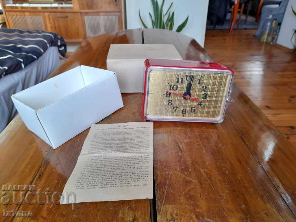 Стар настолен часовник будилник Янтар,Jantar с цена 55.00 лв. | € 28.12