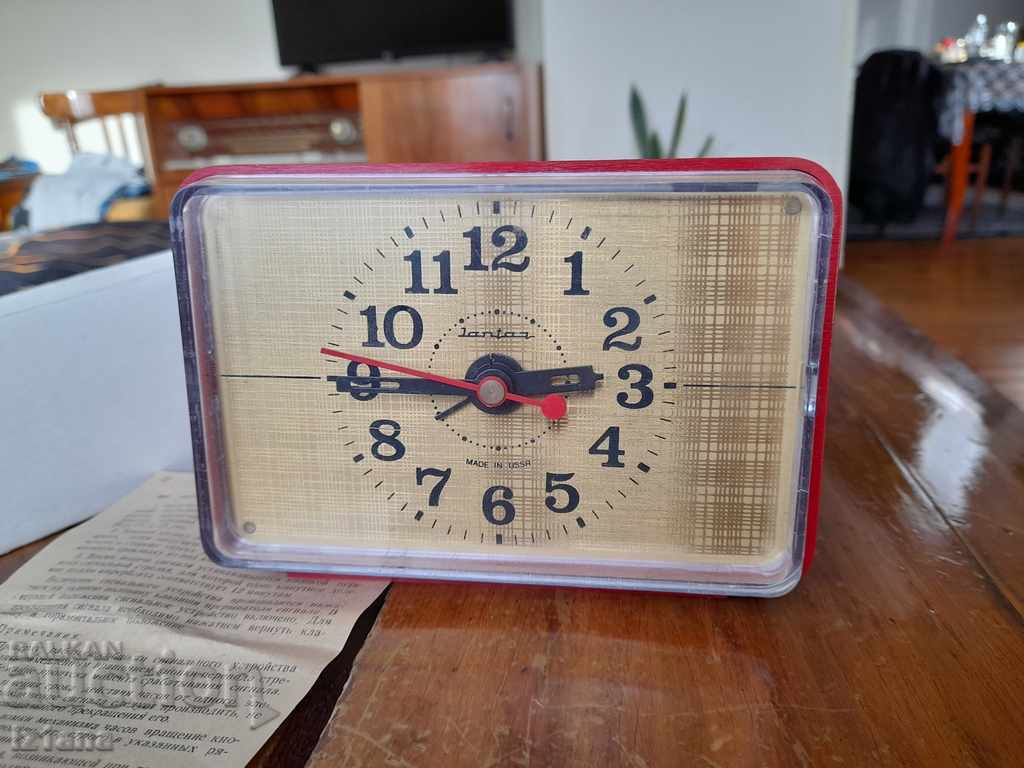 Доставка на Стар настолен часовник будилник Янтар,Jantar
