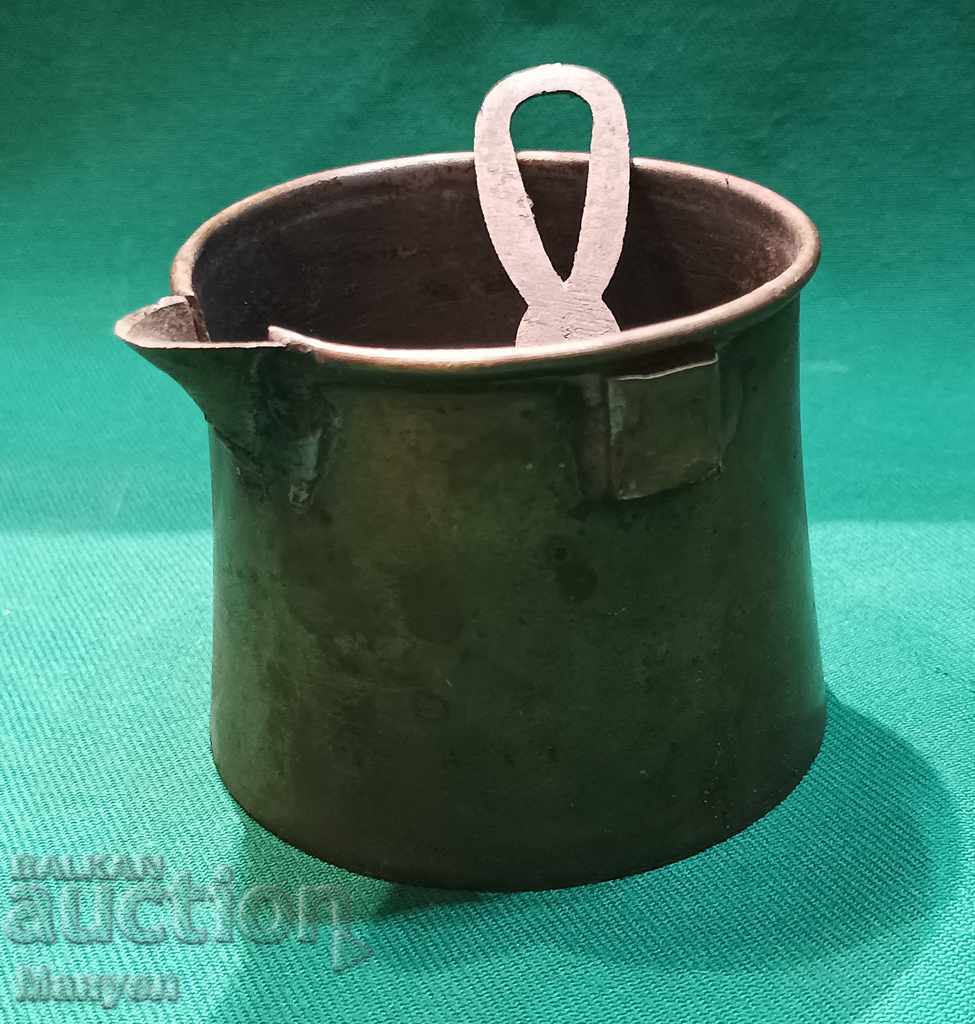 I am selling an old and interesting pot. - 5 I am selling an old and interesting pot. - 5