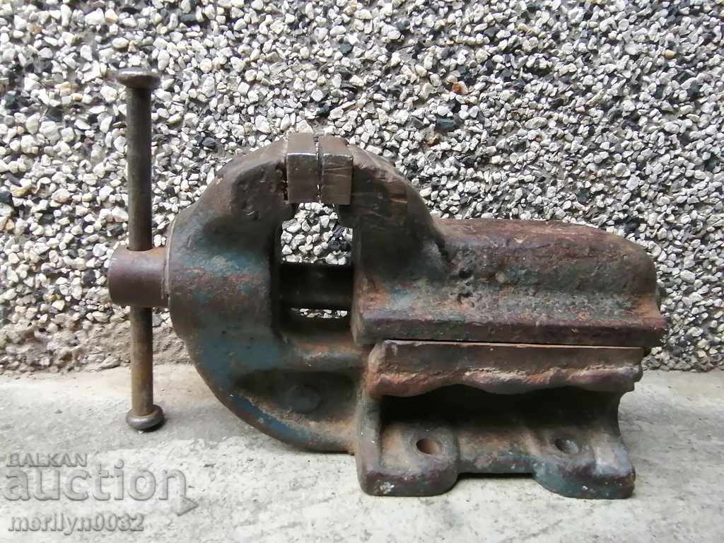 An old vise clamps an iron tool from the SOC WORKS with price 74.00 BGN | € 37.84 An old vise clamps an iron tool from the SOC WORKS with price 74.00 BGN | € 37.84