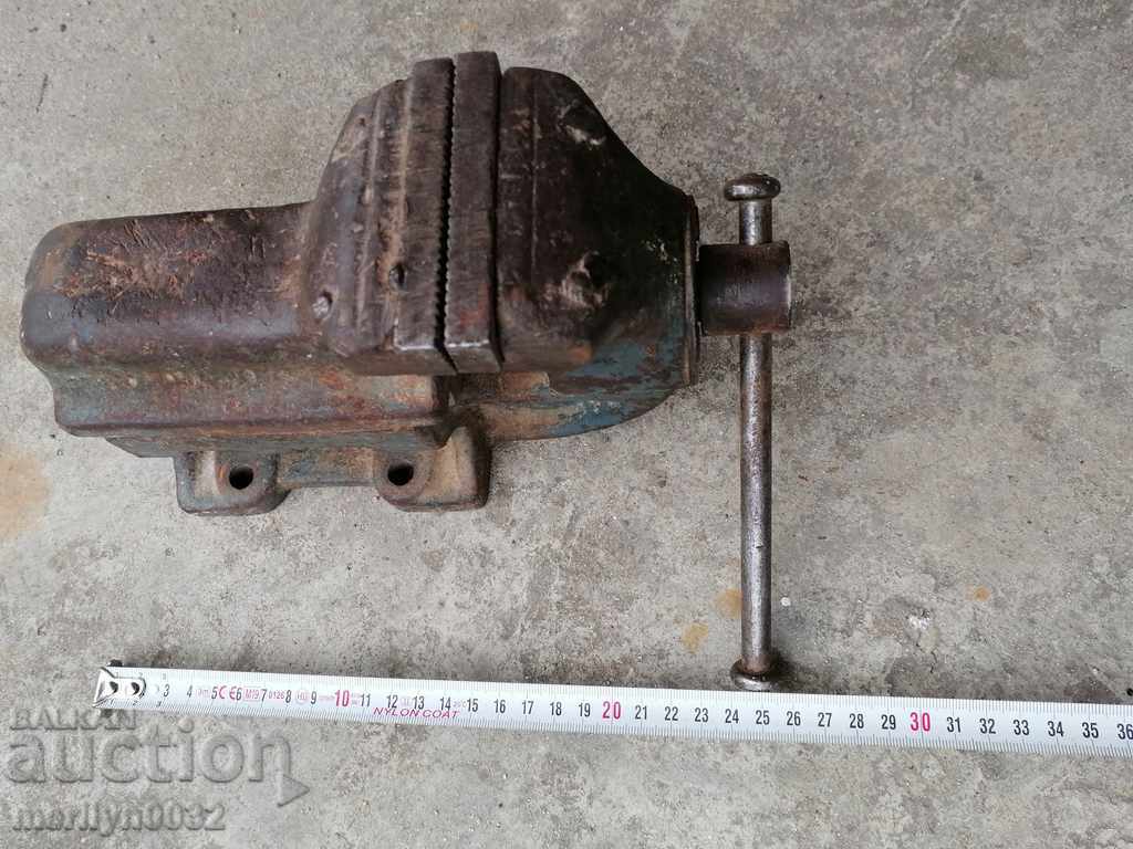 Delivery of An old vise clamps an iron tool from the SOC WORKS Delivery of An old vise clamps an iron tool from the SOC WORKS