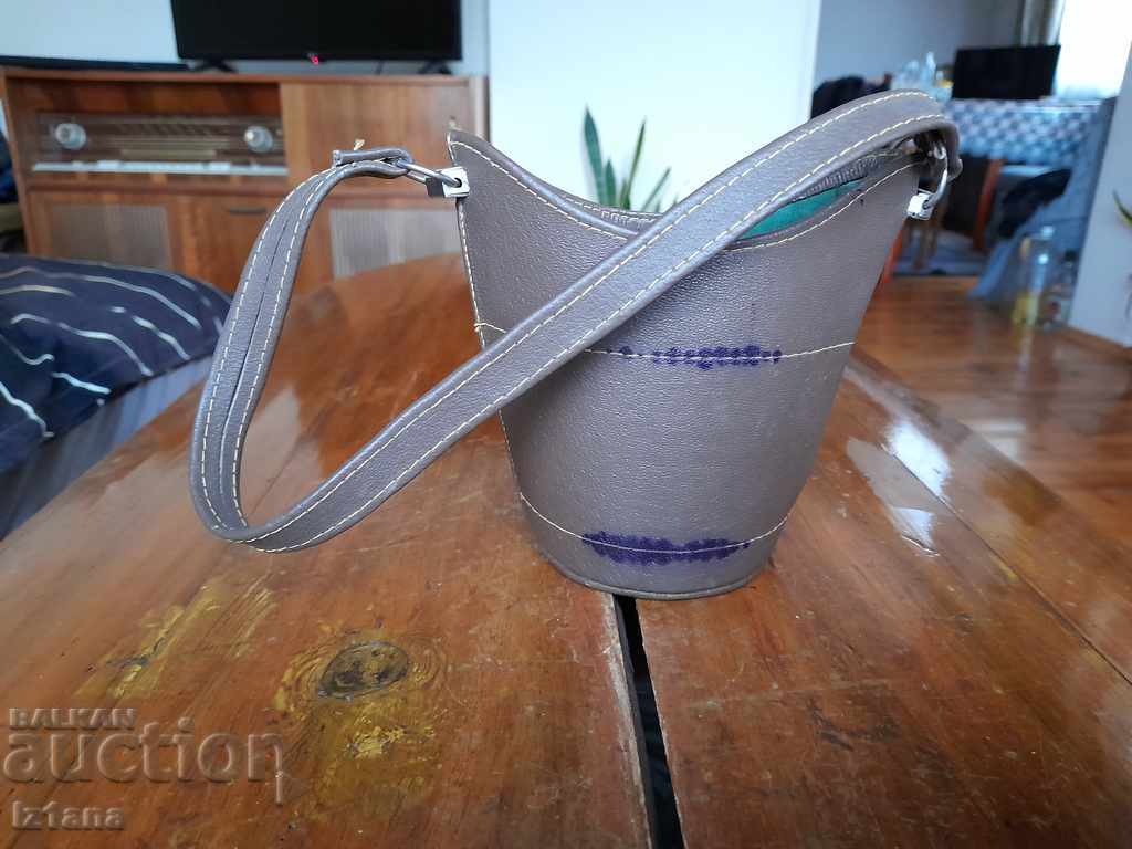 Auction Old Trojan plum bottle case Auction Old Trojan plum bottle case