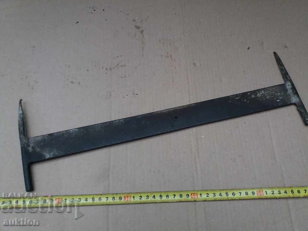 MASSIVE FORGED SCRAPER FROM A VILLAGE COURTYARD - 6 MASSIVE FORGED SCRAPER FROM A VILLAGE COURTYARD - 6