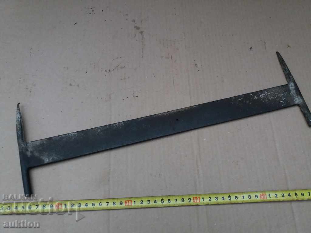 MASSIVE FORGED SCRAPER FROM A VILLAGE COURTYARD - 7 MASSIVE FORGED SCRAPER FROM A VILLAGE COURTYARD - 7