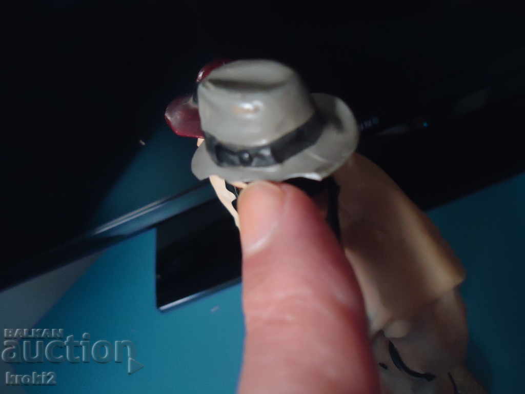 Delivery of Retro beautiful figurine figure Delivery of Retro beautiful figurine figure