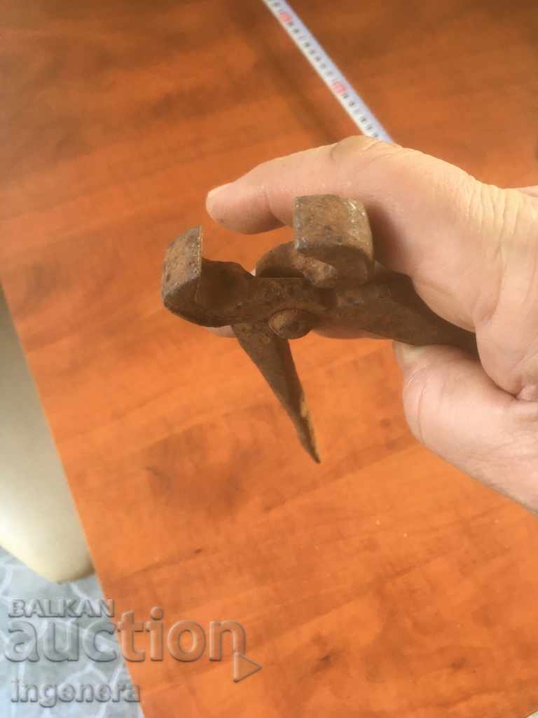 Auction PLIERS TOOLS WITH LARGE AIR CONDITIONING - INTERIOR Auction PLIERS TOOLS WITH LARGE AIR CONDITIONING - INTERIOR