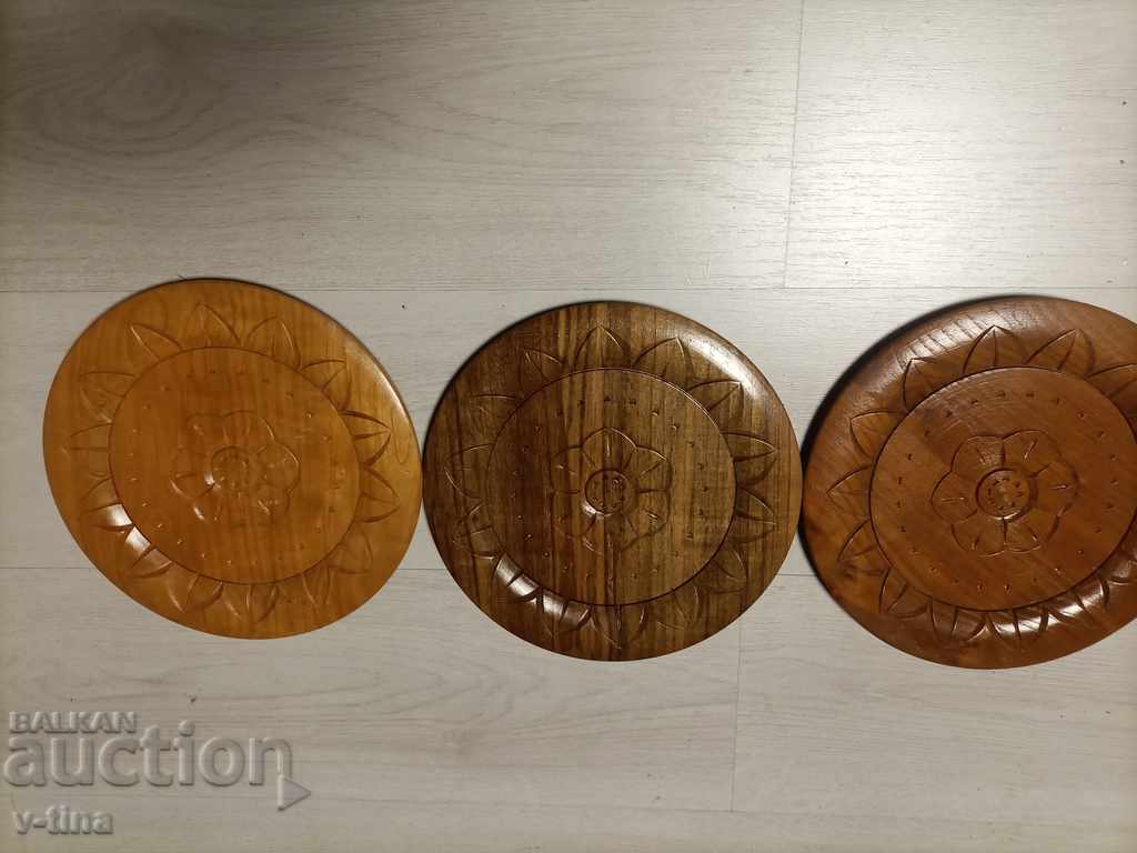 Дървена чиния с дърворезба цветя 3бр
