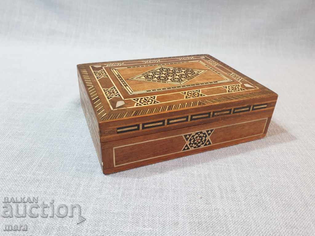 Кутия за бижута -интарзия от екзотична дървесина и седеф