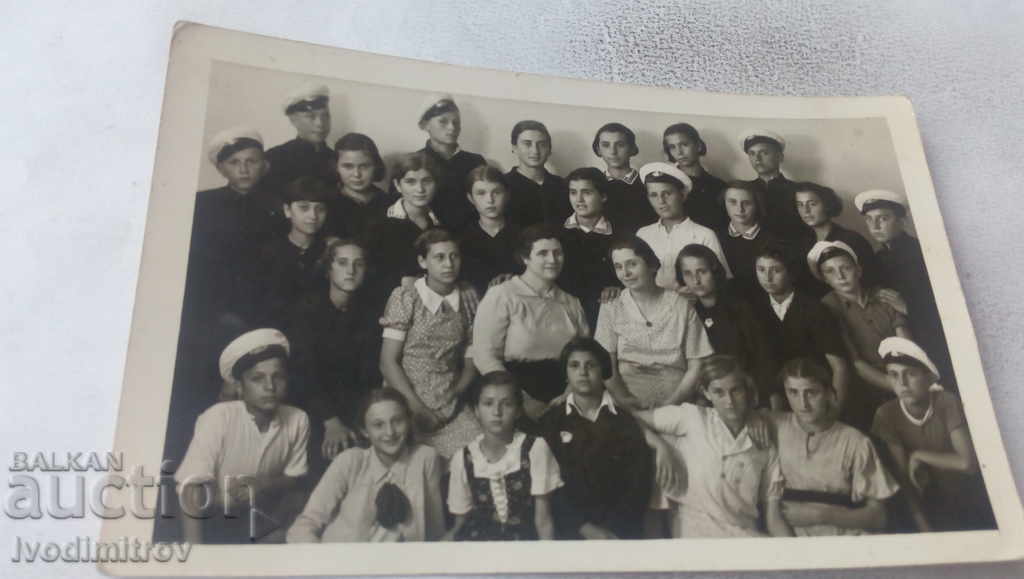 Photo Schoolgirls with their teachers