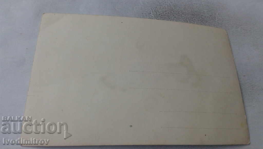 Φωτογραφία Άνδρας με αγόρι και κορίτσι με τιμή 1.65 BGN | € 0.84 Φωτογραφία Άνδρας με αγόρι και κορίτσι με τιμή 1.65 BGN | € 0.84