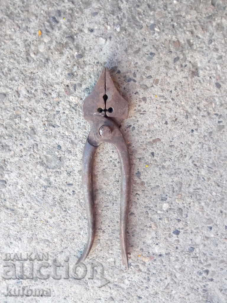 Old army pliers of a gunner with price 29.99 BGN | € 15.33 Old army pliers of a gunner with price 29.99 BGN | € 15.33