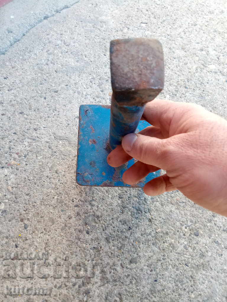 Auction  An old anvil