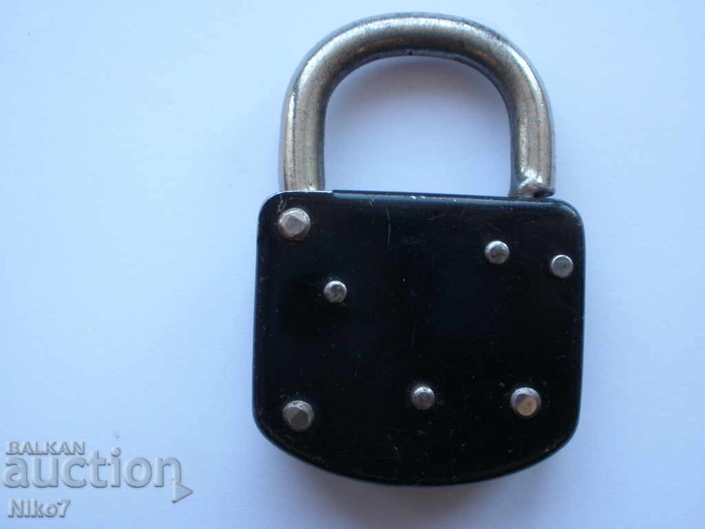 Lacăt vechi „BURG”. cu preț € 19.99 | 39.10 BGN Lacăt vechi „BURG”. cu preț € 19.99 | 39.10 BGN