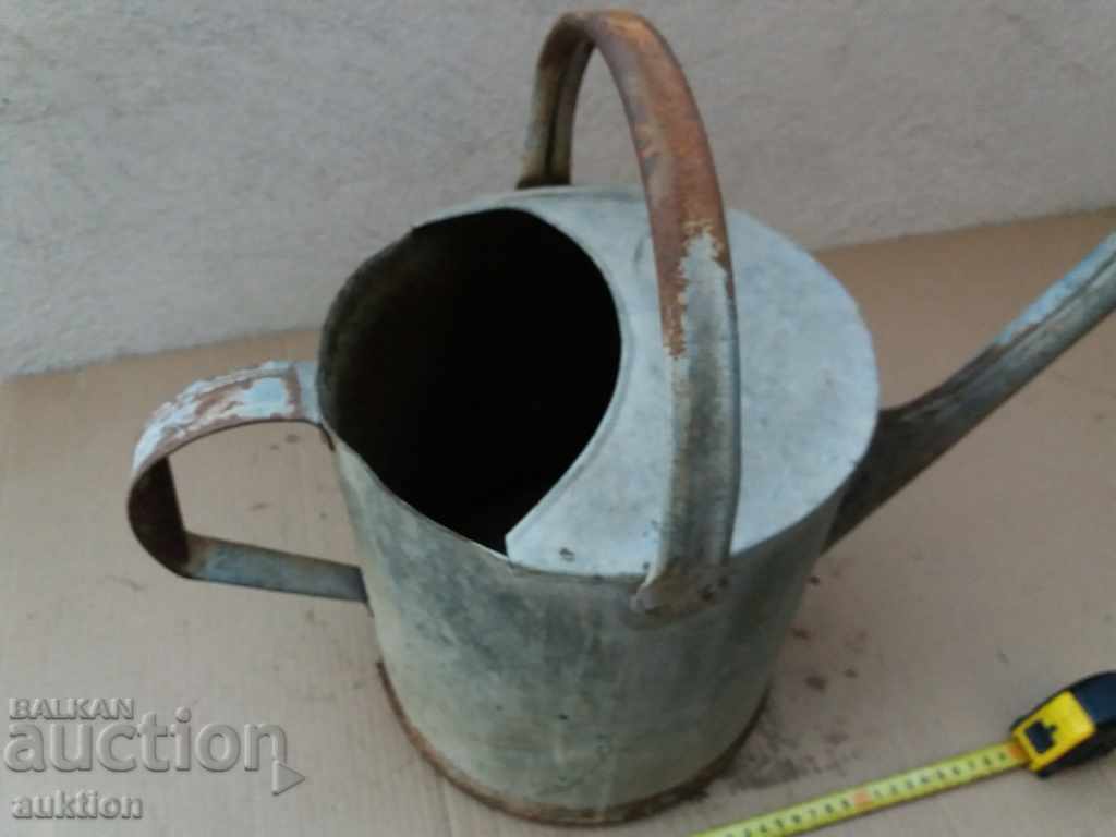 Delivery of solid metal watering can for yard Delivery of solid metal watering can for yard
