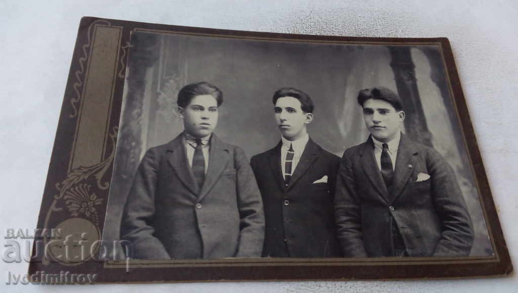 Снимка Трима млади мъже Картон